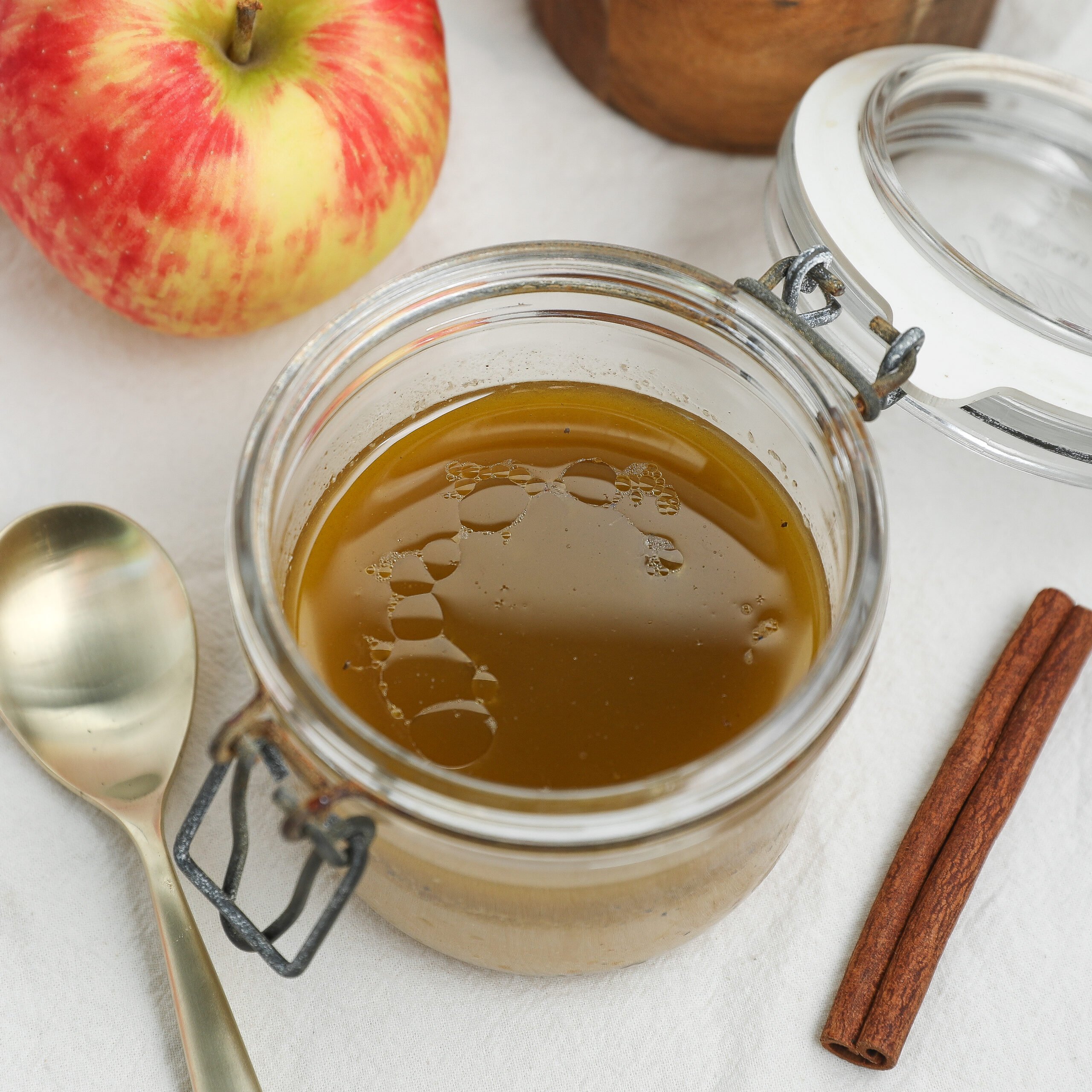 Homemade Apple Cider Vinaigrette (Easy & Flavorful Salad Dressing)